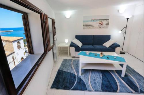 La Casa blu sul mare - The Blue house by the sea