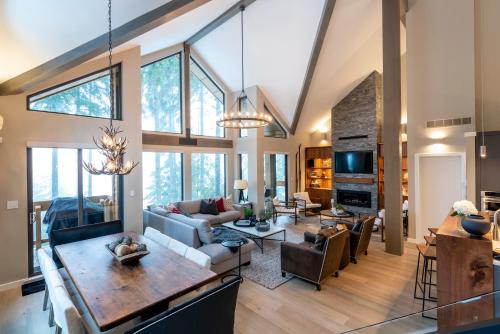 Luxury Ski in Ski Out Townhome with Expansive Mountain Views