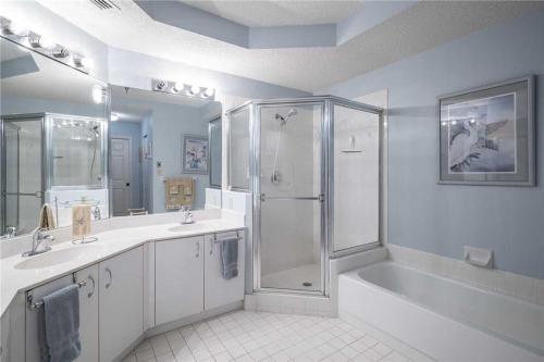 Surf Club 1102 2BR Ocean Front Pool Wi-Fi Sleeps 7 - image 7