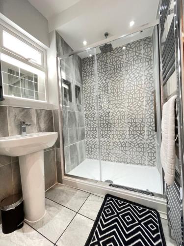 Banyo, Great located Victorian house with all amenities in Avonmouth and Lawrence Weston