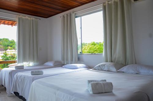 1 double bed, 2 twin beds