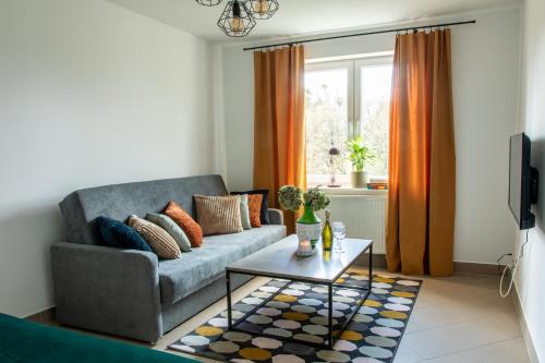 1 queen bed, 2 sofa beds