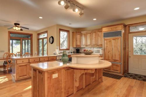 Mountain Memories Luxury Rental Home in Big Canoe - image 7