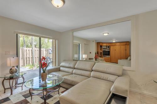 Cozy Condominium In Quiet Gated Community in Palm Beach Lakes condo - main image