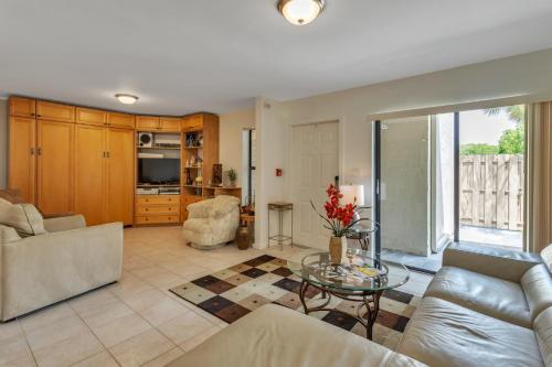 Cozy Condominium In Quiet Gated Community in Palm Beach Lakes condo - image 3