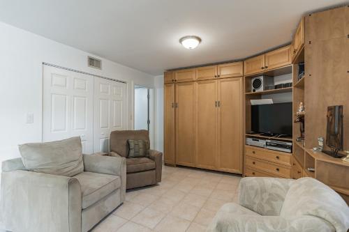 Cozy Condominium In Quiet Gated Community in Palm Beach Lakes condo - image 10