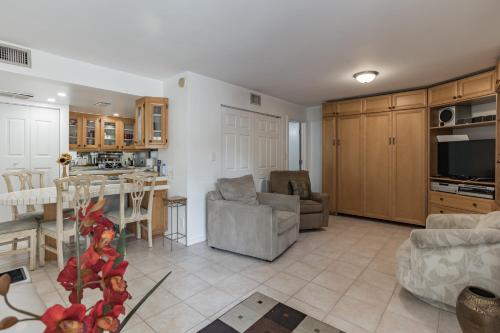 Cozy Condominium In Quiet Gated Community in Palm Beach Lakes condo - image 10