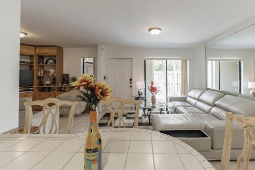 Cozy Condominium In Quiet Gated Community in Palm Beach Lakes condo - image 12