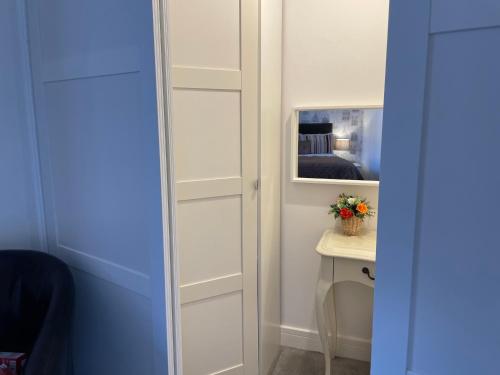 St Georges Balcony Suite - image 9