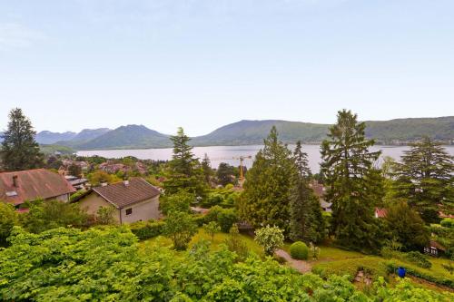 Magnificent chalet on the heights of Veyrier-du-Lac - Welkeys