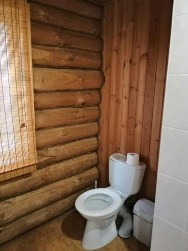 Жилои деревянныи двухэтажныи дом с парнои и бассеином.