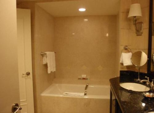 Spacious Suite with Ocean Views in Ft Lauderdale - 3 Nights - Studio #1