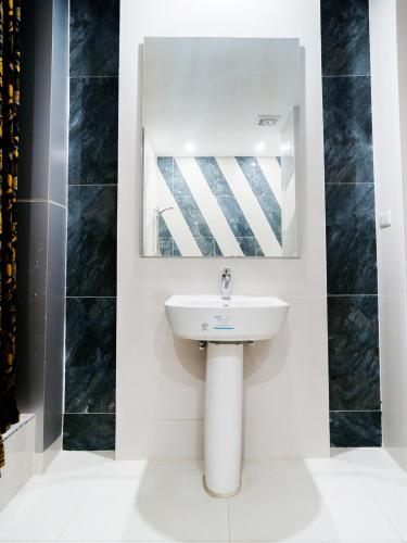 Ванная комната, Capital O 460 World Palace Hotel in Эколэнд