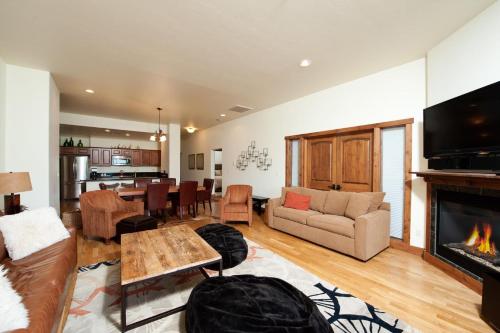 Peregrine Point 306 - main image