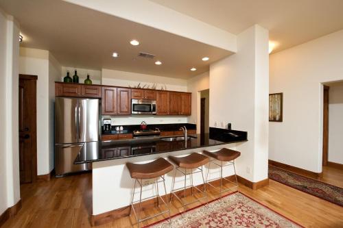 Peregrine Point 306 - image 6