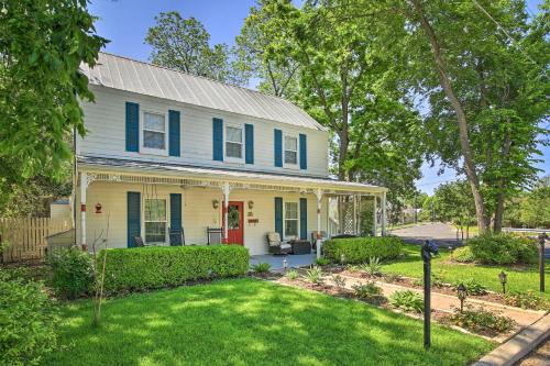 Grand Fredericksburg Retreat - Walk to Main St!