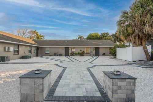 Latitude Court- Three Bedroom Apartment Near Water Street, Bayshore, Raymond James Stadium & George M Field in Tampa, USA