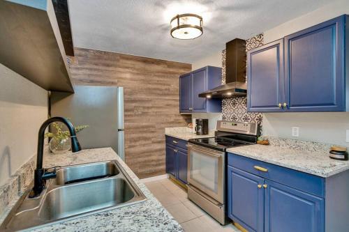 Latitude Court- Three Bedroom Apartment Near Water Street, Bayshore, Raymond James Stadium & George M Field in Tampa, USA