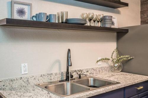 Latitude Court- Three Bedroom Apartment Near Water Street, Bayshore, Raymond James Stadium & George M Field in Tampa, USA