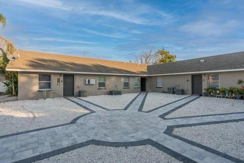 Latitude Court- Three Bedroom Apartment Near Water Street, Bayshore, Raymond James Stadium & George 