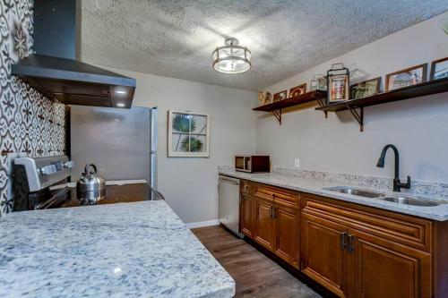 3 Bedroom Apartment with Full Kitchen Nr Airport & Beaches with Firepit & Full Laundry