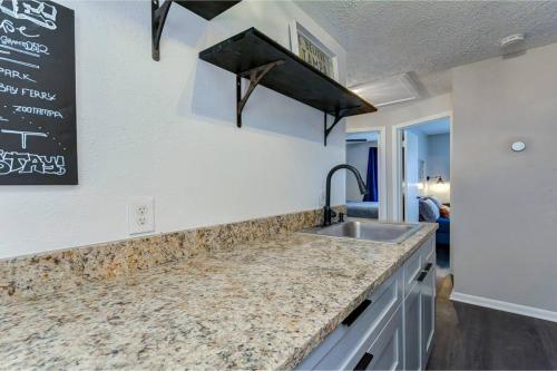 》Executive Apartment Near Armature Works-Room for Six, Full Kitchen《
