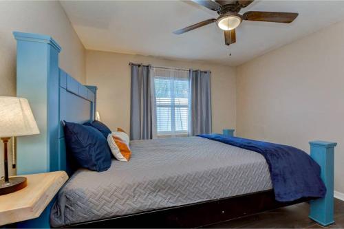 Driftwood Castle Urban Oasis with Firepit near Convention Center and Amalie Arena, Room for 6 in Tampa, USA
