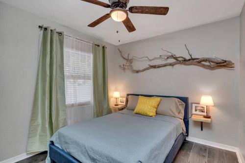 Driftwood Castle Urban Oasis with Firepit near Convention Center and Amalie Arena, Room for 6 in Tampa, USA
