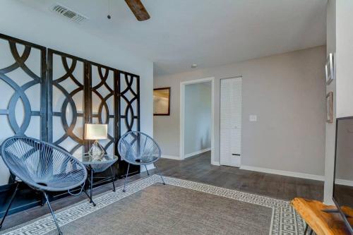 Driftwood Castle Urban Oasis with Firepit near Convention Center and Amalie Arena, Room for 6 in Tampa, USA