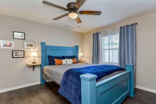 Driftwood Castle Urban Oasis with Firepit near Convention Center and Amalie Arena, Room for 6 in Tampa, USA