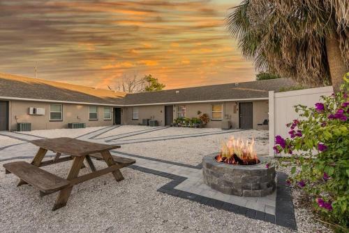 Driftwood Castle Urban Oasis with Firepit near Convention Center and Amalie Arena, Room for 6 in Tampa, USA