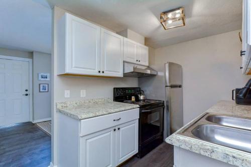 Driftwood Castle Urban Oasis with Firepit near Convention Center and Amalie Arena, Room for 6 in Tampa, USA