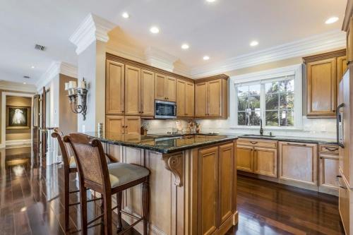 Sarasota Luxury Estate - image 9