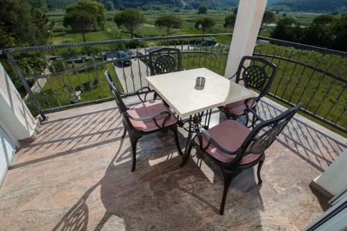  Apartment in Lopar with Terrace, Air conditioning, Wi-Fi, Washing machine (4615-3) in Lopar