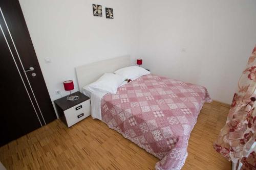  Apartment in Lopar with Terrace, Air conditioning, Wi-Fi, Washing machine (4615-2) in Lopar
