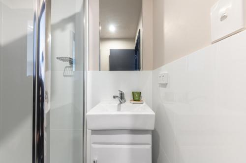 Bathroom, Lakemba Hotel in Strathfield
