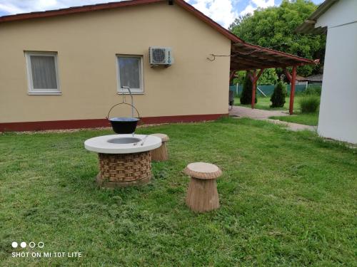2 bedrooms, 5 beds