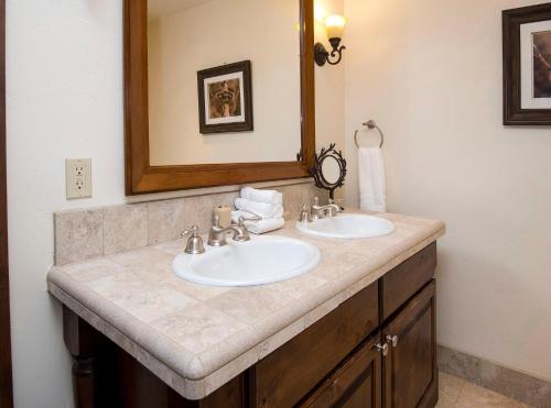 Ascent Residence 208 - main image