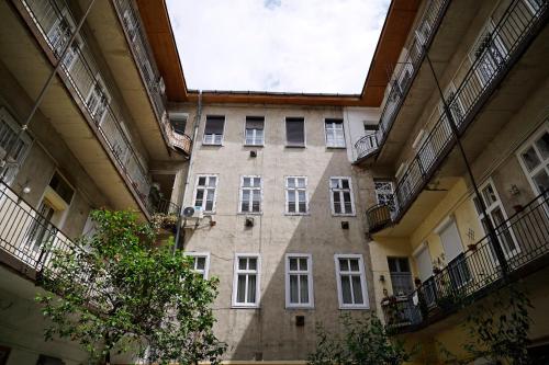 Rumbach Apartment - image 3