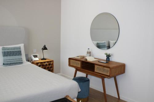 Deluxe Double Room with Balcony image 4