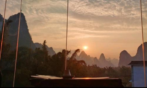 Bi Qi · River View Hotel