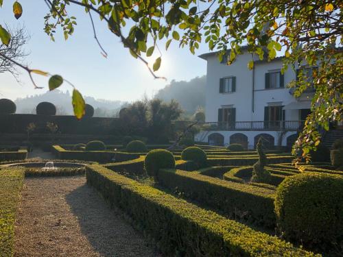 4bdrm elegant apartm in Private Estate, shared Swimmingpool, Maze Garden, Florence (photo 7)