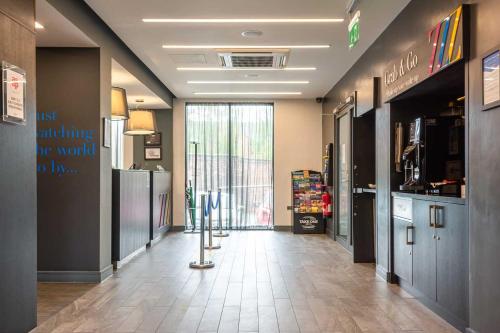 Roomzzz Chester City - image 6