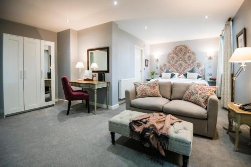 1 king bed, 1 sofa bed