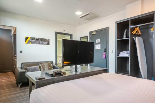 Roomzzz Chester City - image 11