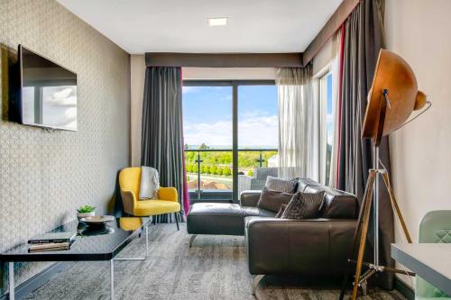 Roomzzz Chester City - image 5