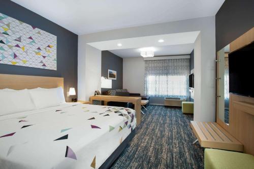 La Quinta Inn & Suites by Wyndham Manassas, VA- Dulles Airport