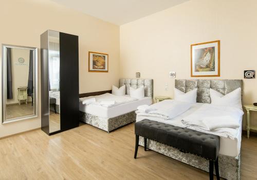 1 queen bed, 2 twin beds