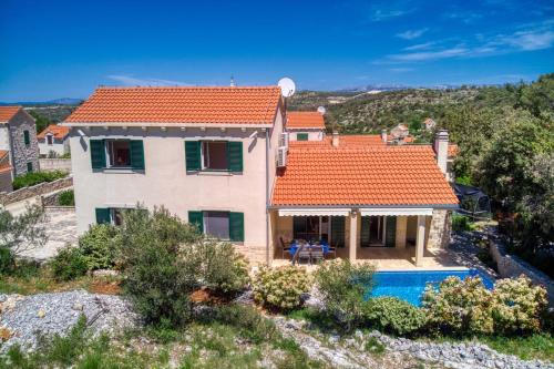 NEW! Villa SAN with heated pool, traditional surroundings, 3-bedrooms