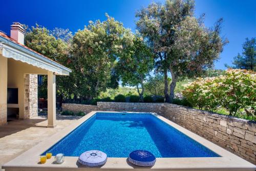 NEW! Villa SAN with heated pool, traditional surroundings, 3-bedrooms